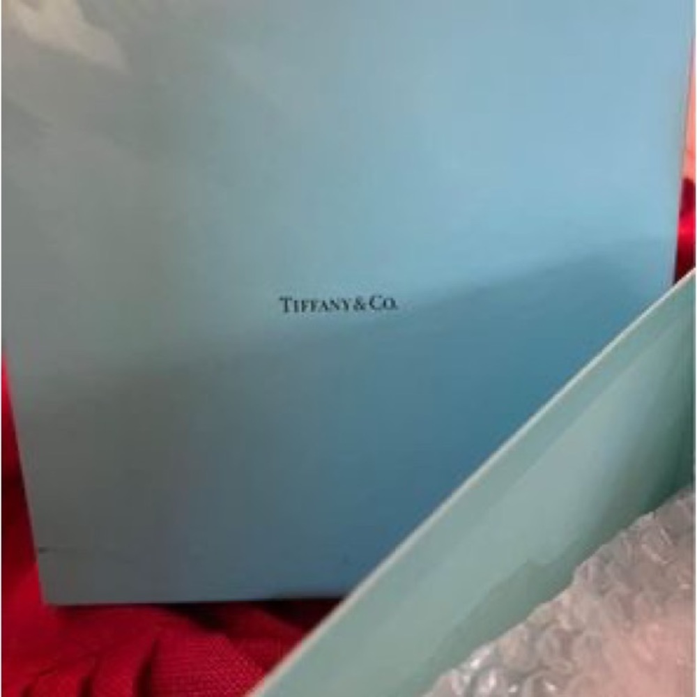 Tiffany&Co. 
Crystal serving bowl.